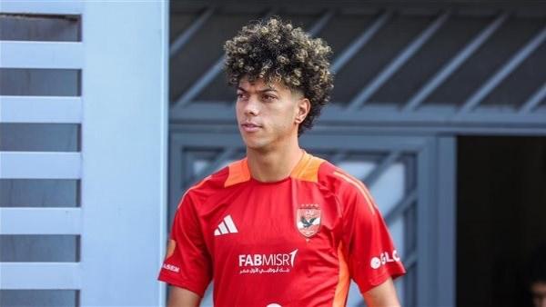 إمام عاشور لاعب الأهلي وسط تقارير عن مستقبله وإمكانية رحيله عن النادي