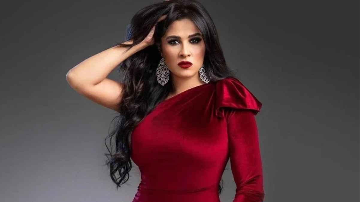 ياسمين عبد العزيز تروج لفيلم خلي بالك من نفسك بطريقة كوميدية مع أحمد السقا