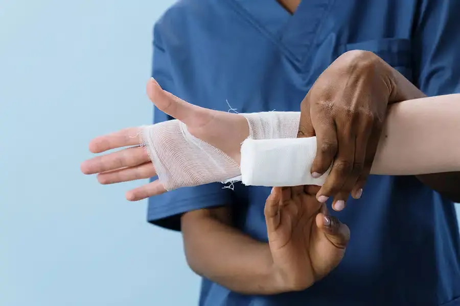 علاج الكسور وإصابات الحوادث