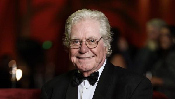 حسين فهمي يتسلم جائزة شخصية العام السينمائية العربية في مهرجان كان