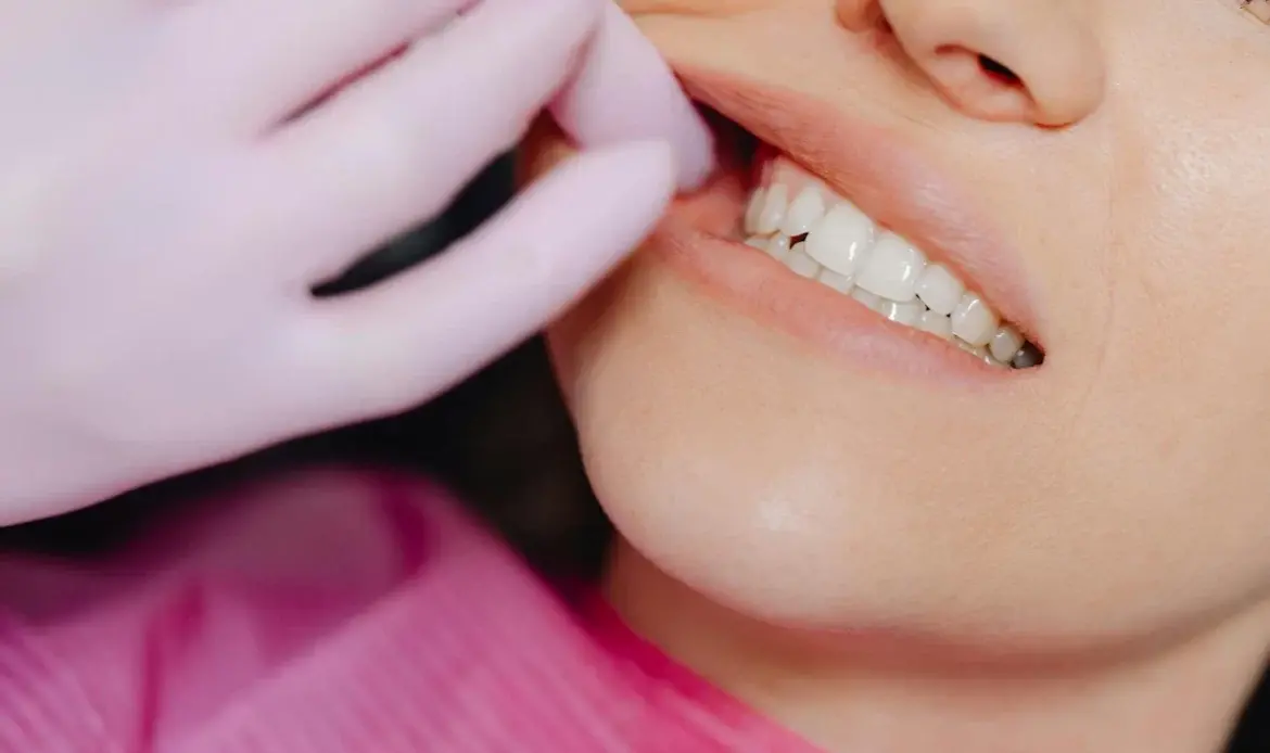 دكتور شريف طاهر حجازي داخل عيادة الأسنان باستخدام أحدث تقنيات علاج وتجميل الأسنان