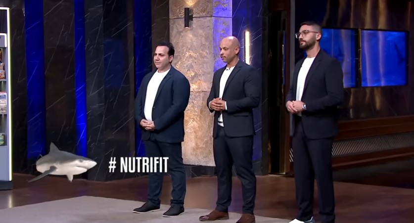 لقطة من عرض شركة nutrifits في برنامج شارك تانك مصر أثناء مناقشة المستثمرين حول المنتجات والمصنع والاستراتيجية