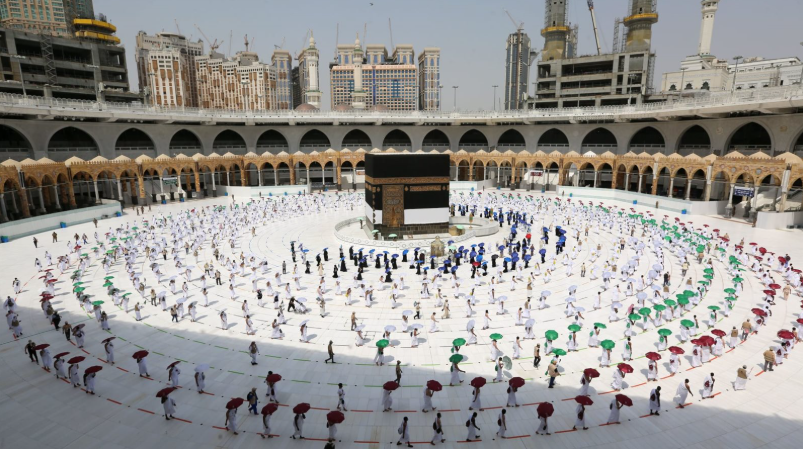 هل أقطع الطواف لأصلي الفريضة؟