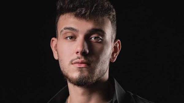 الشامي مع طفل سوري بعد شراء منزل له في لفتة إنسانية مؤثرة
