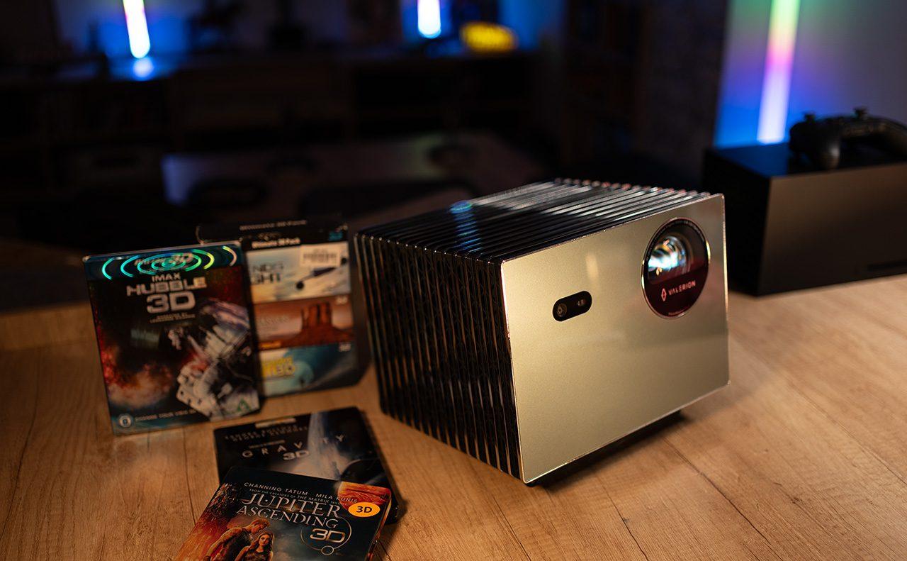 جهاز العرض Valerion VisionMaster Pro2 يعرض صورة سينمائية بدقة 4K في غرفة مظلمة