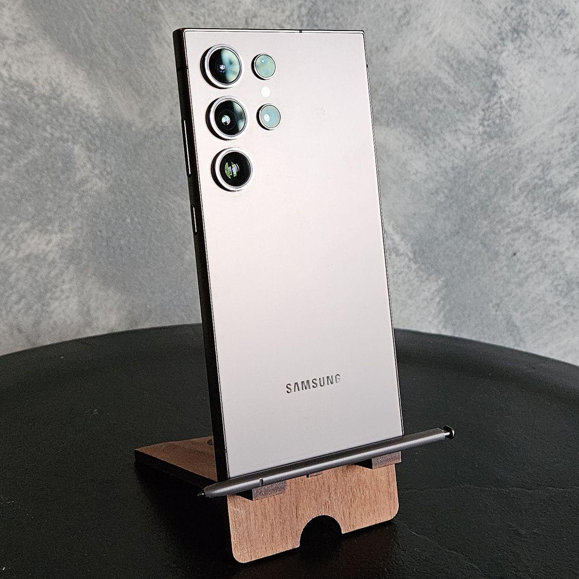 هاتف Samsung Galaxy S26 Ultra بتصميم فاخر وشاشة كبيرة وكاميرا متطورة