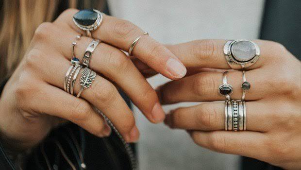 حكم لبس الخاتم في السبابة للمرأة وضوابط الزينة في الإسلام