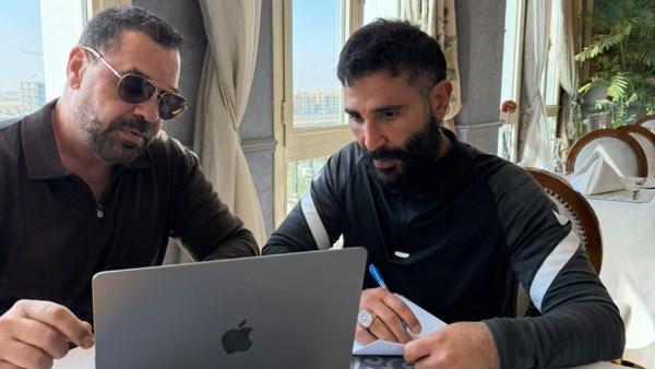 صورة تجمع الفنان أحمد سعد والمخرج طارق العريان أثناء حديث يشير إلى تعاون فني جديد محتمل