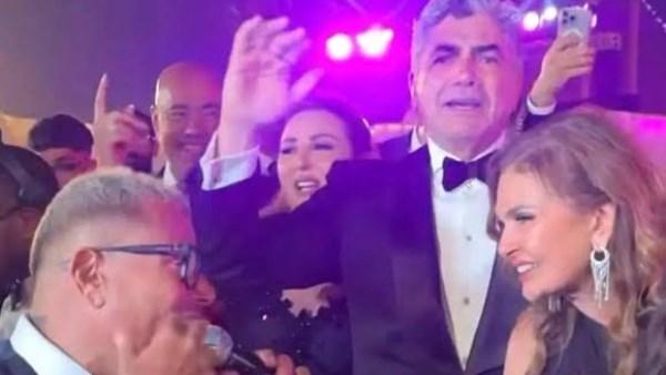 عمرو دياب خلال إحدى الفعاليات الفنية مع الإعلامية لما جبريل وحديث عن المجاملات في الوسط الفني