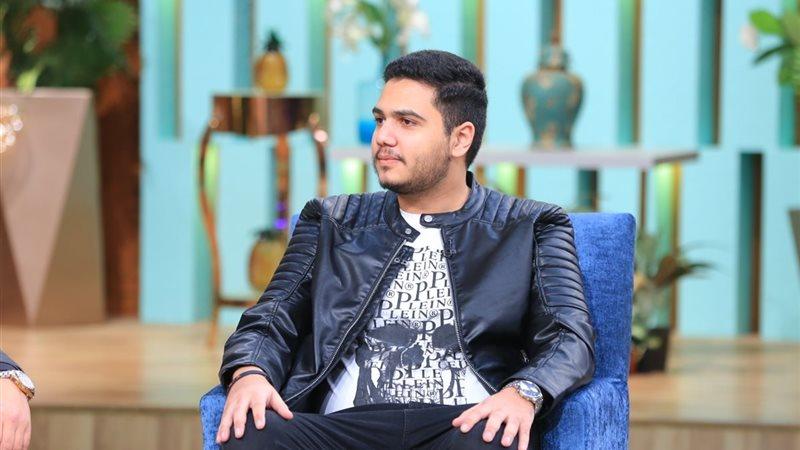 عمر رياض في مسلسل 2 قهوة مع ملامح شخصيته الدرامية.