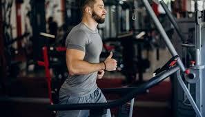 شخص يمارس التمارين الرياضية بشكل صحيح مع وضعية مناسبة