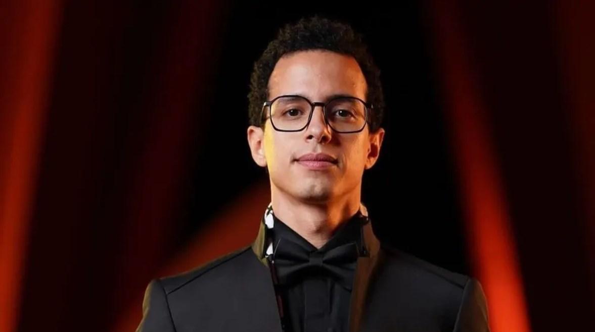 طه دسوقي وهو يروّج لعرض فرقة «النخبة» في استاد القاهرة