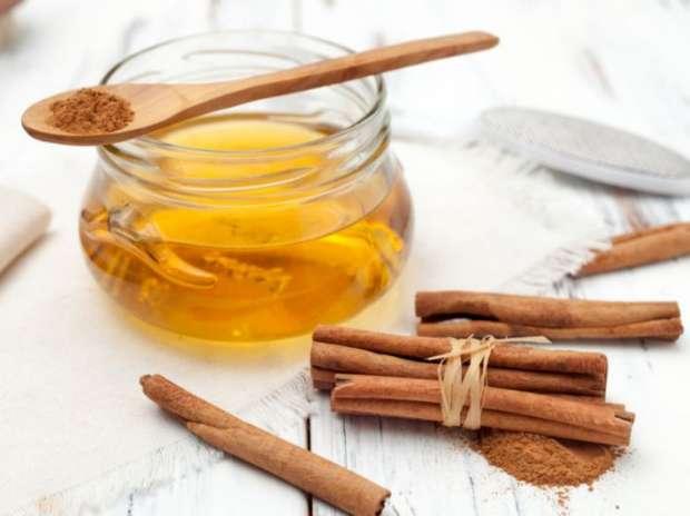 كوب من شاي الزنجبيل الدافئ لتحسين الهضم في الشتاء