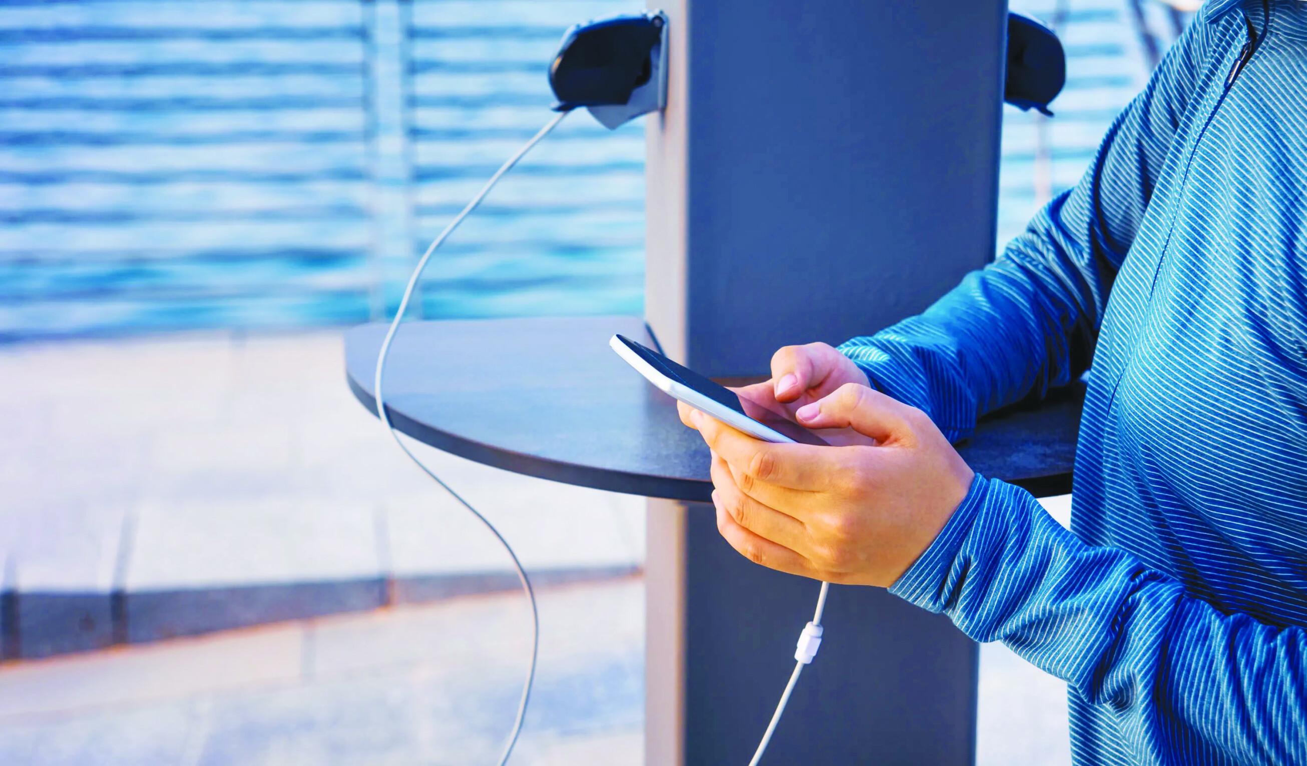 رجل يتحدث في الهاتف المحمول أثناء الشحن