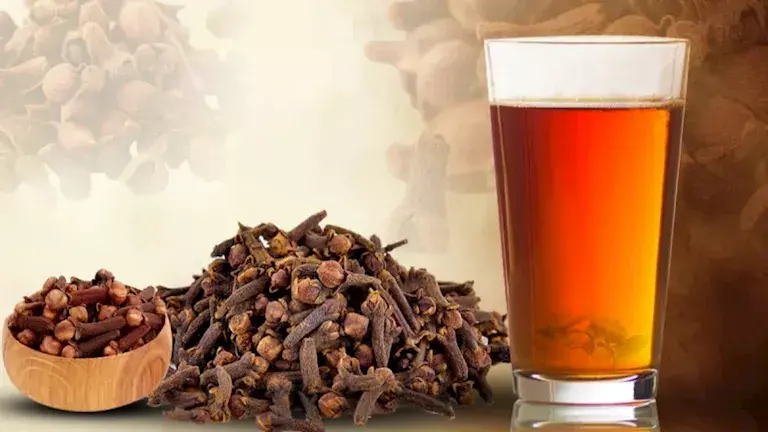 كوب ماء القرنفل الدافئ قبل النوم لتحسين الهضم والاسترخاء وصحة الكبد