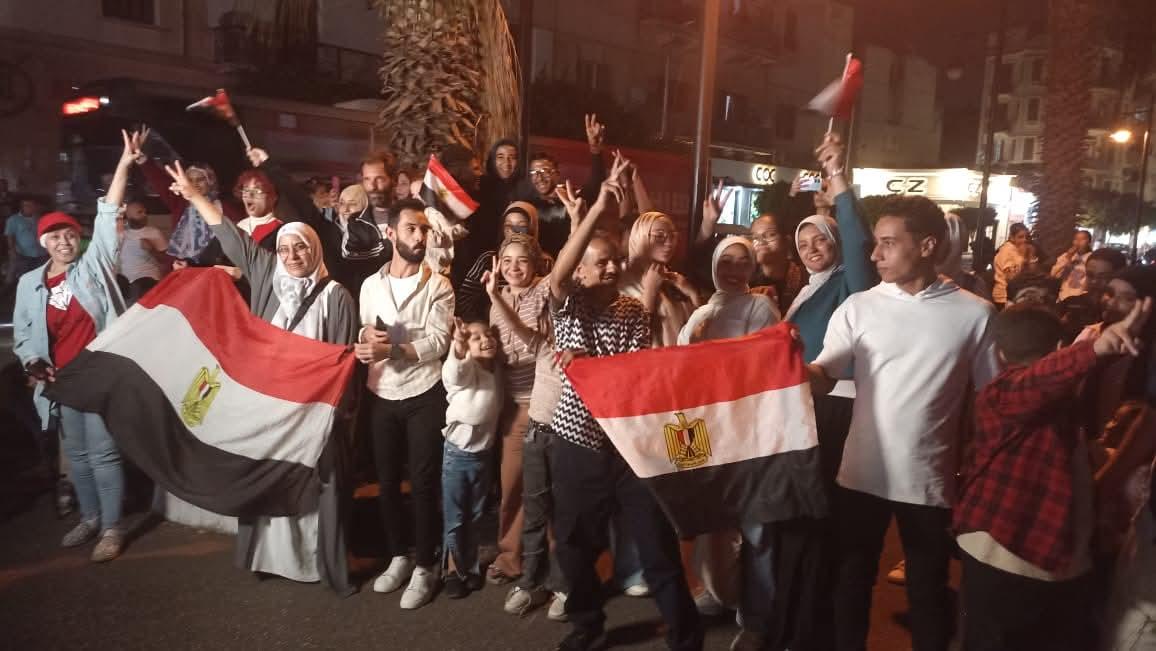 المصريون يرفعون الأعلام ويهتفون "تحيا مصر" أمام قصر عابدين
