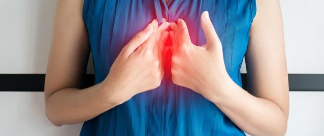 شخص يمارس المشي بعد وجبة لتقليل ارتجاع المريء