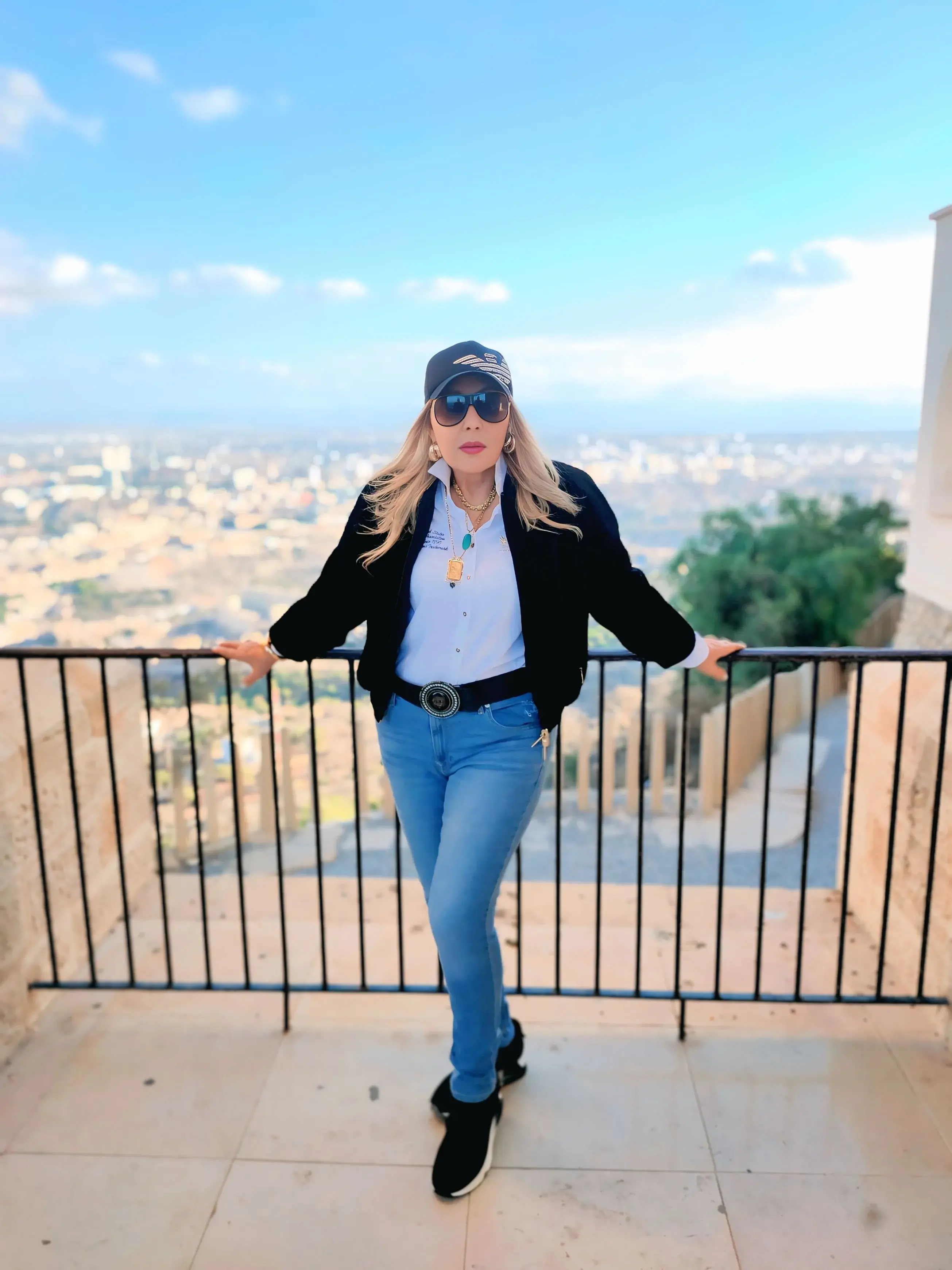 نادية الجندي تتألق في وهران وتستعرض جمال المدينة الجزائرية بعد تكريمها في مهرجان وهران السينمائي