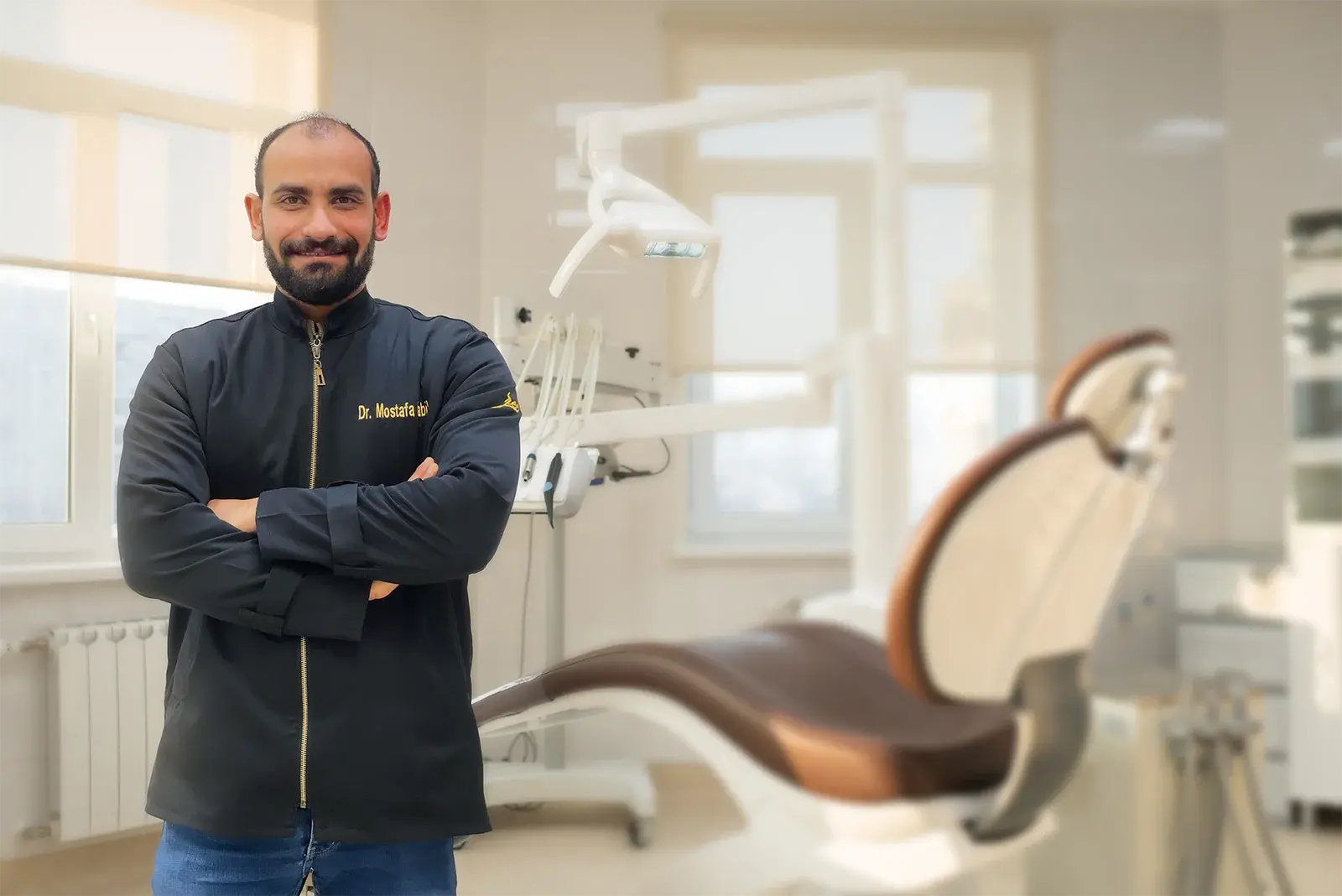 دكتور مصطفى نبيل داخل عيادته في حدائق حلوان أثناء فحص أحد المرضى