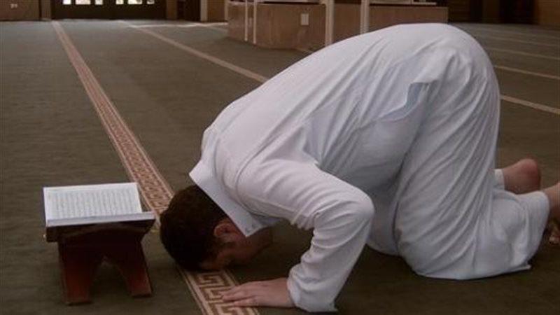 الإمام يؤدي سجدة التلاوة في الصلاة السرية وفق فتوى دار الإفتاء