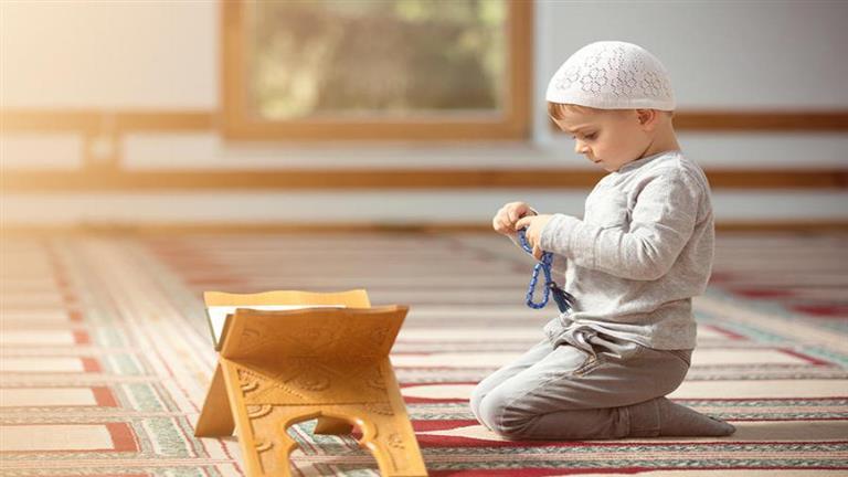 الأزهر ودار الإفتاء يوضحان طرق التربية الدينية للأطفال