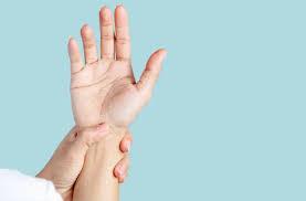 طبيب يفحص مريضًا باستخدام أجهزة تصوير الأعصاب لتشخيص اضطرابات الجهاز العصبي