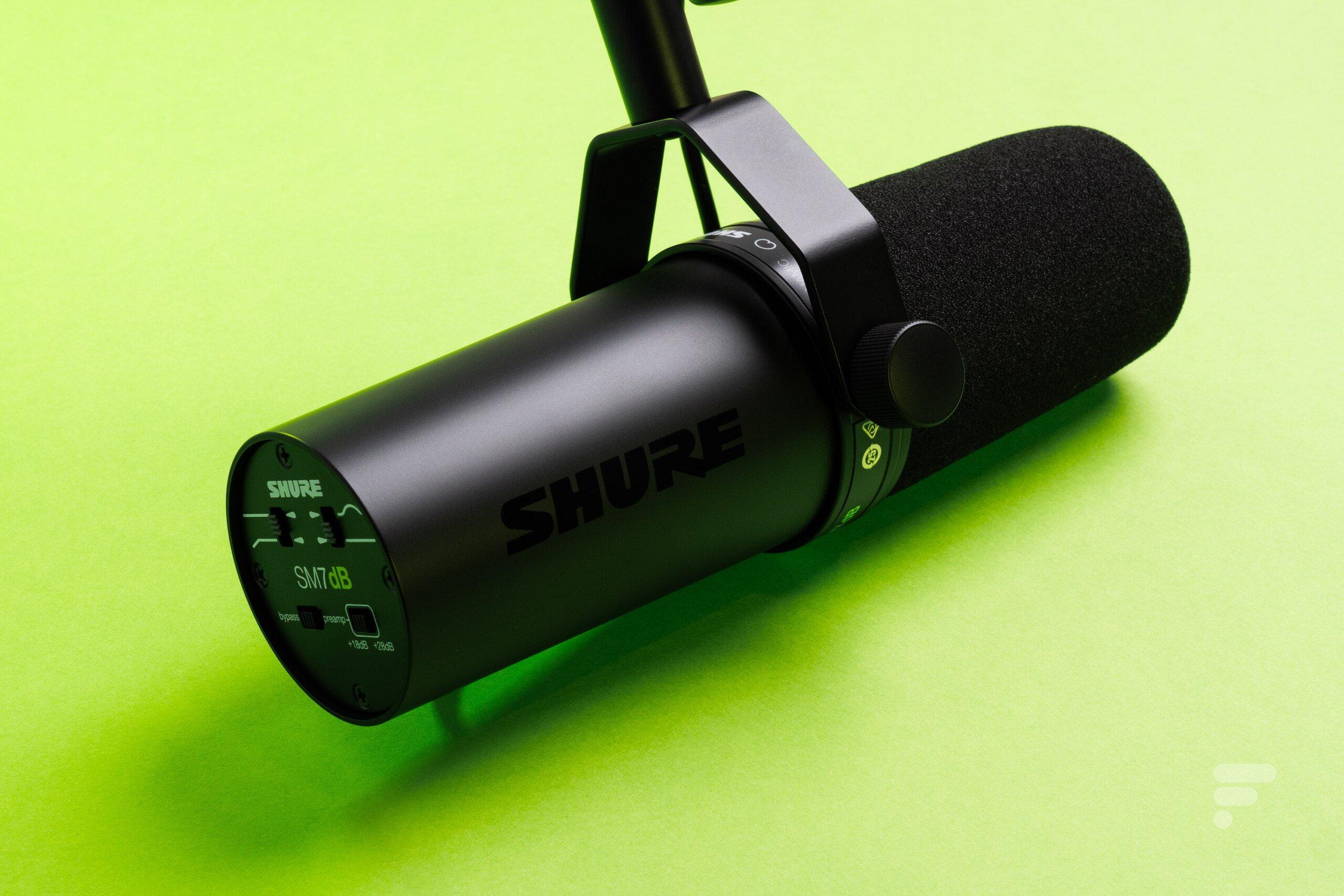 ميكروفون Shure SM7B الأسود بجانب حامل احترافي