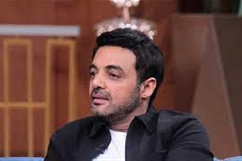 عمرو محمود ياسين يحذر من فوضى السوشيال ميديا في مصر