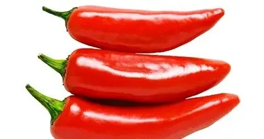 طبق يحتوي على فلفل أحمر حار مع الخضروات.