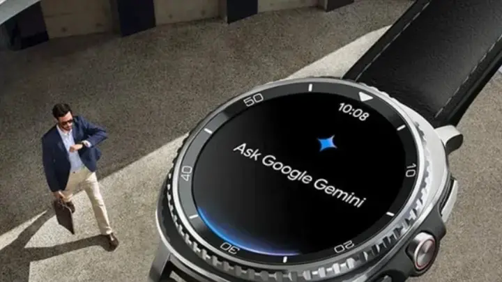 “ساعة تعمل بنظام Wear OS تظهر واجهة Gemini على الشاشة.”