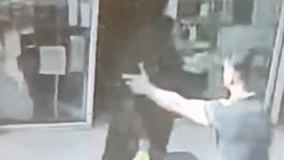 سيدة مسنة مستاءة وتستغيث بسبب تعدي نجلها وزوجته عليها