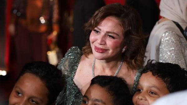الفنانة إلهام شاهين خلال تكريمها في مهرجان شرم الشيخ الدولي للمسرح الشبابي