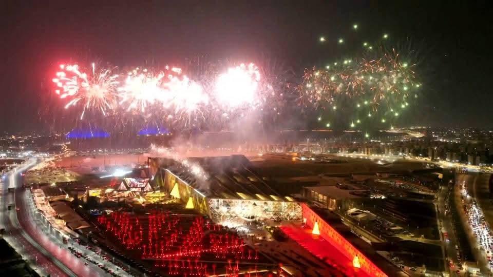 ألعاب نارية تضيء سماء الجيزة أثناء افتتاح المتحف المصري الكبير