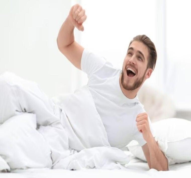 خبير السعادة آرثر بروكس يكشف عن روتين صباحي من 6 خطوات لزيادة الإنتاجية وتحسين المزاج