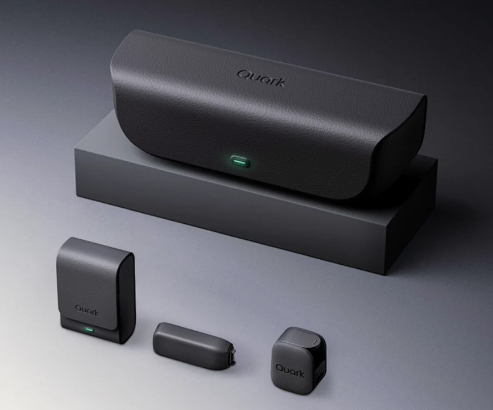 صورة لنظارات علي بابا Quark AI S1 بتصميم أسود نحيف مع عدسات Micro-LED.