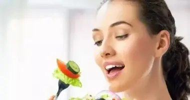 الدايت السريع يسبب أضرارًا صحية ويبطئ الأيض بينما الأنظمة المتوازنة تساعد على فقدان الوزن بأمان