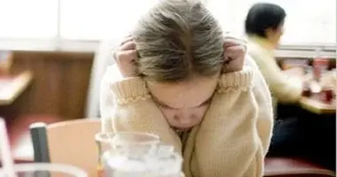 مريض صرع يرتدي ملابس دافئة لحماية نفسه من الطقس البارد