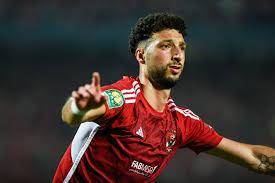 وسام أبو علي يرتدي تيشرت الأهلي ويبتسم