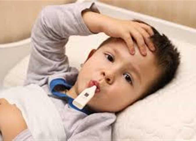 طفل يعاني من ارتفاع الحرارة مع نصائح طبية للتهدئة