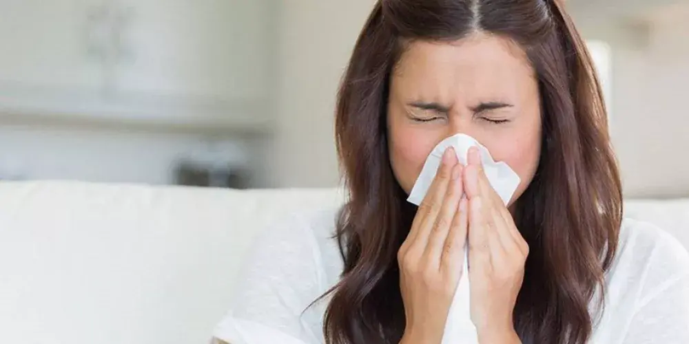 رجل يشعر بانسداد الأنف والاحتقان ويستخدم بخاخ الأنف