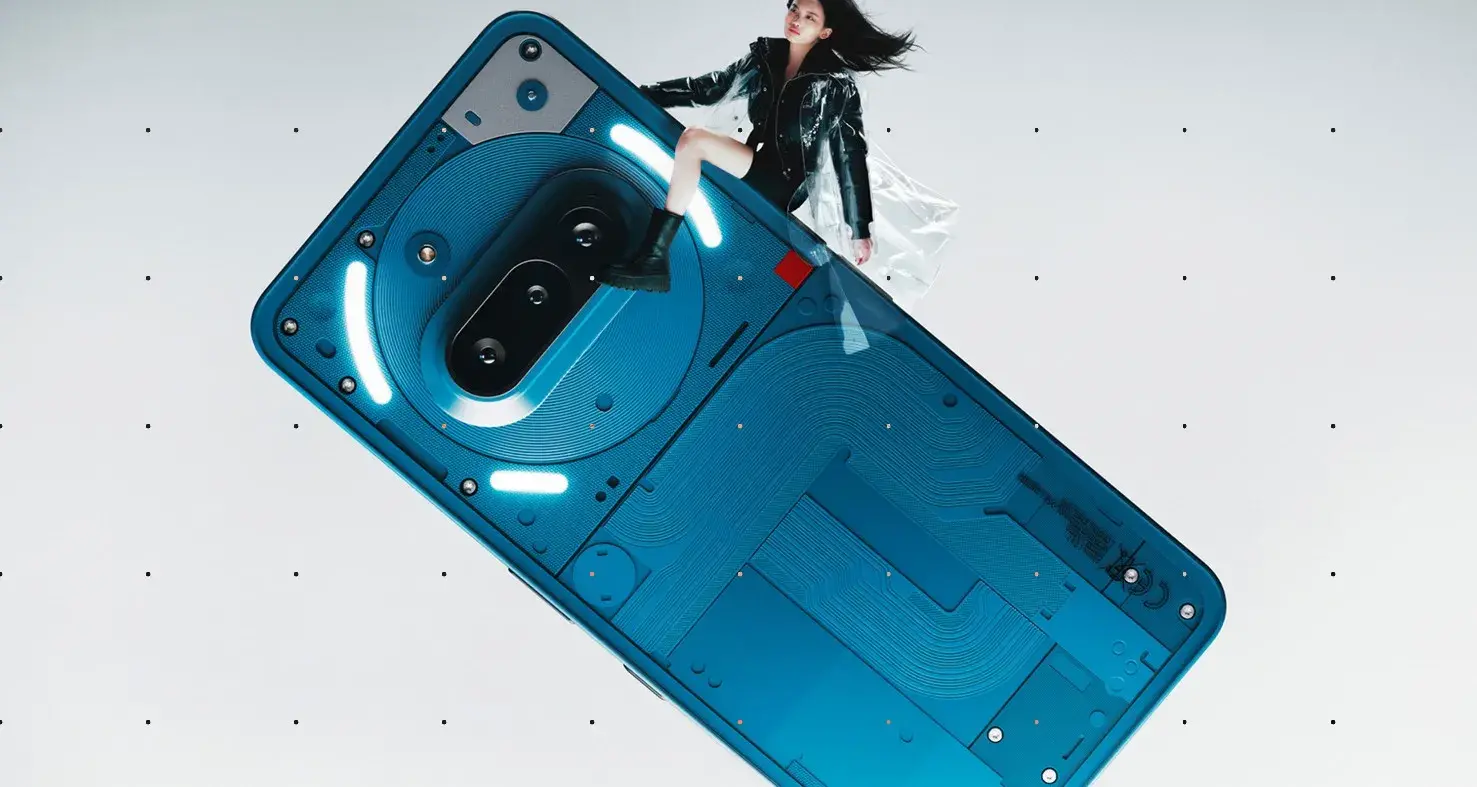 هاتف Nothing Phone (3a) Lite بتصميم شفاف ولمبة Glyph LED في الخلفية