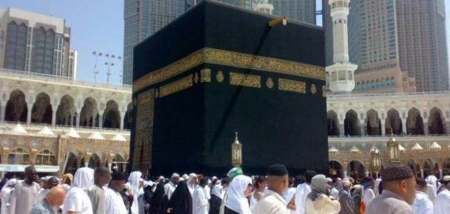 الزائرون يلتقطون صورًا أمام الكعبة المشرفة