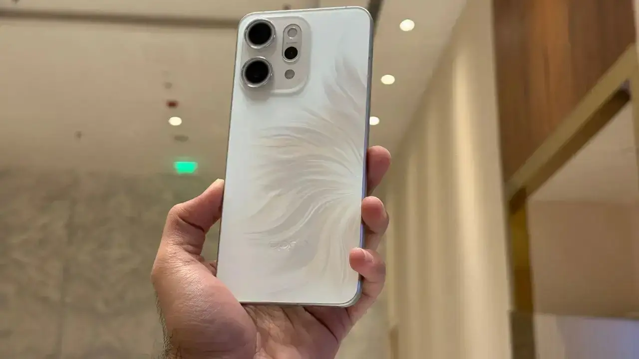 هاتف Oppo Reno 15 الجديد مع شاشة OLED وكاميرا ثلاثية عالية الدقة