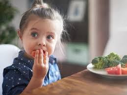 أسباب وعوامل نمو الأطفال ودور الهرمونات والتغذية في زيادة الطول وصحة العظام.