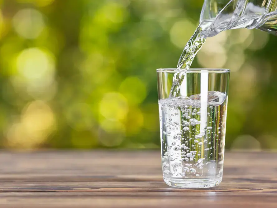 كوب ماء على الطاولة صباحًا لتحفيز الجسم وتنشيط الدماغ