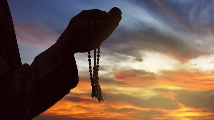 مسلم يرفع يديه بالدعاء بعد صلاة العشاء في سكون الليل