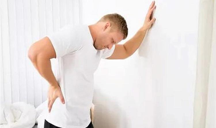 طبيب يوضح أسباب آلام العمود الفقري والعادات اليومية الضارة به.