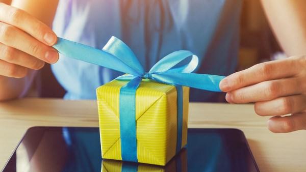 دار الإفتاء المصرية توضح حكم رفض الهدية بدون سبب شرعي