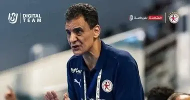 عماد إبراهيم مع لاعبي منتخب ناشئي اليد بعد الفوز بالفضية في بطولة العالم