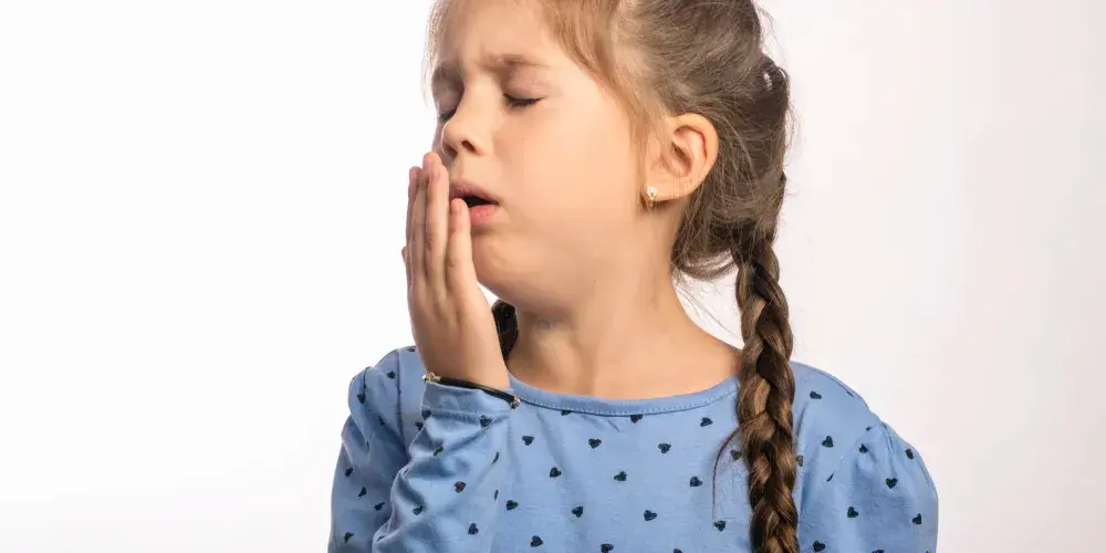طفلة تتجنب مسببات حساسية الصدر في المنزل